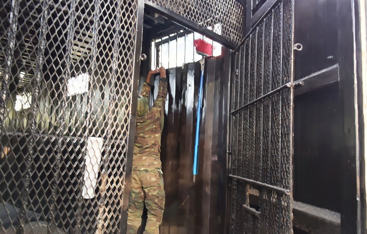 _SPGuatemala's tweet photo. 🚨#ControlYOrden
Requisa interinstitucional en Renovación 1:
Área aislamiento cabecillas (contenedores-celda): 0 hallazgos
Área de sectores: Incautados 40 teléfonos + 2 armas de fuego
Continúa operativo DGSP+PNC+Ejército https://t.co/Ds4619cE2q