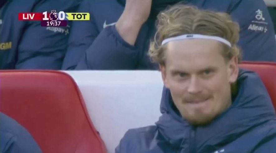 SemperFiArsenal's tweet photo. Kinsky laughing at Vicario after the goal 😭😭😭 https://t.co/EDAROHdMIo
