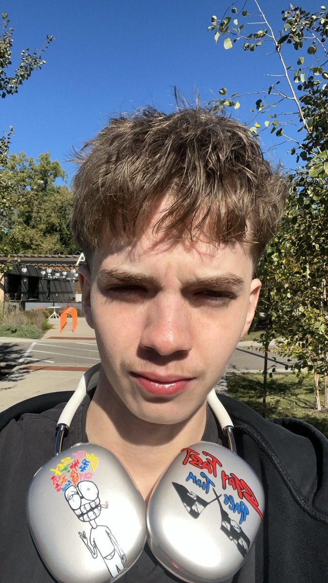 trav ✧ tweet media