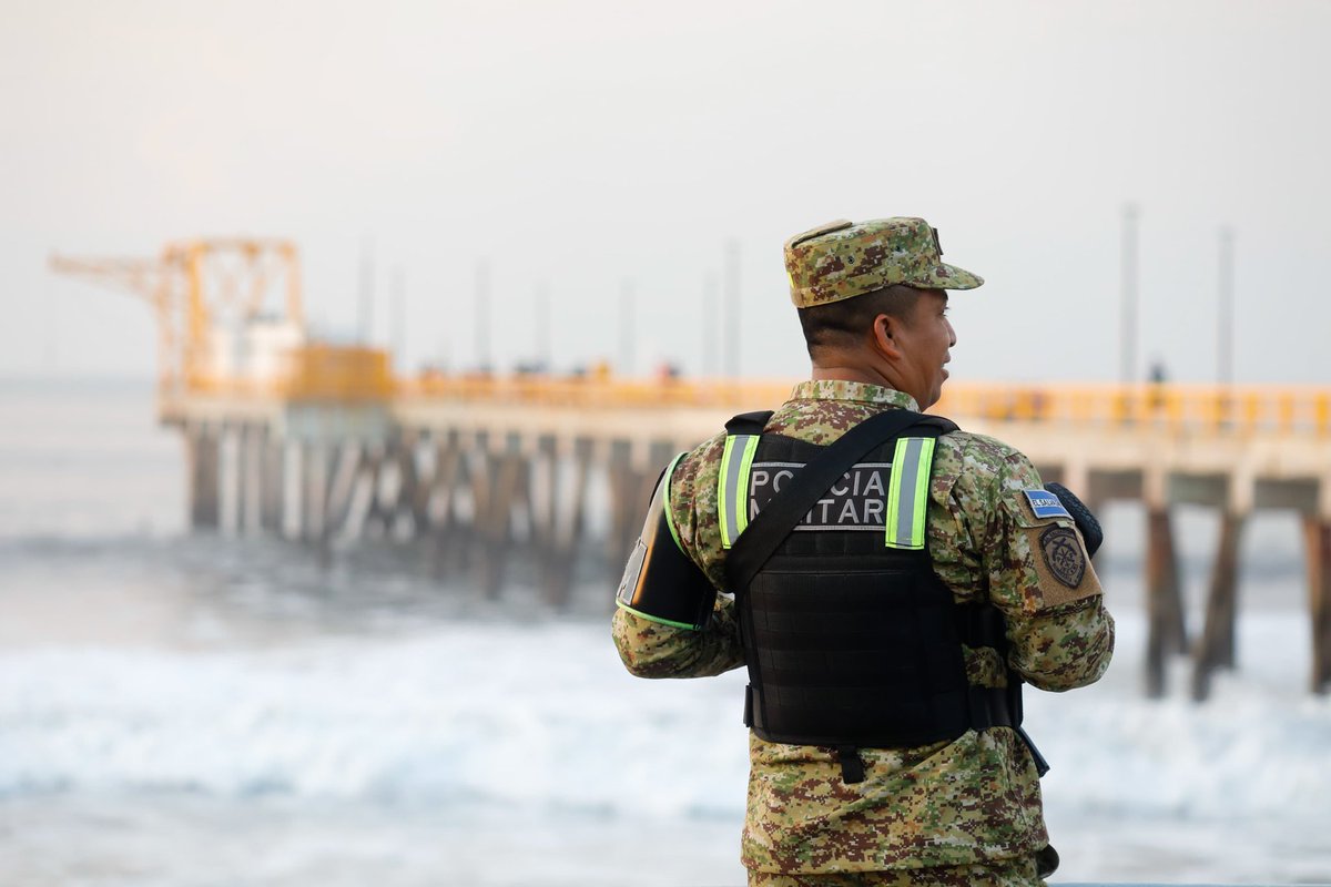 FUERZARMADASV's tweet photo. 📍Puerto de La Libertad

Brindamos seguridad en la 60.ª edición del evento “Paso del Hombre”, donde más de 200 nadadores participan en esta tradicional prueba.

Turistas y visitantes también se han dado cita para presenciar el evento. https://t.co/KqI4rK9kEq