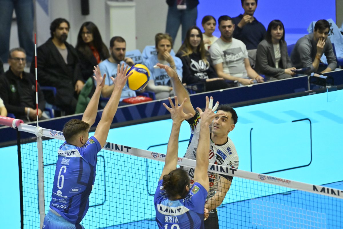 SIRVolleyPG's tweet image. 🔴 𝗟𝗜𝗩𝗘 | 𝙋𝙡𝙖𝙮𝙤𝙛𝙛 𝙌𝙪𝙖𝙧𝙩𝙞 𝙙𝙞 𝙁𝙞𝙣𝙖𝙡𝙚 - 𝙂𝙖𝙧𝙖 𝟮 - 𝙎𝙪𝙥𝙚𝙧𝙡𝙚𝙜𝙖 𝘾𝙧𝙚𝙙𝙚𝙢𝘽𝙖𝙣𝙘𝙖 𝟮𝟱/𝟮𝟲

🏐 Vero Volley Monza-Sir Susa Scai Perugia 23-25 (1-1)

#BlockDevils #superlega