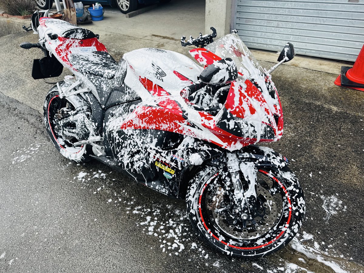 gottu86's tweet photo. そろそろバイクシーズンなのでCBRの洗車をしました🏍️✨
#HONDA
#PC40
#CBR600RR
#無限
#シュアラスター
#マジックフォーム
#バイク乗りと繋がりたい https://t.co/6qFTfMuNQo