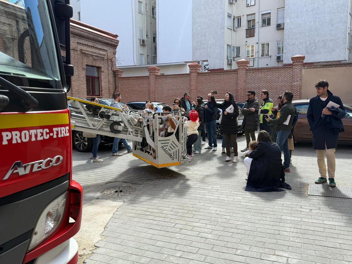 BomberosMad's tweet photo. Hoy tenemos emociones encontradas: muy contentos 🙂por cómo ha ido la jornada de puertas abiertas, pero también tristes 😞por las familias y niños que no pudieron conseguir su pase. Nos duele y sentimos la responsabilidad de buscar soluciones 🚒🧑‍🚒 https://t.co/FrfvcMOFU3