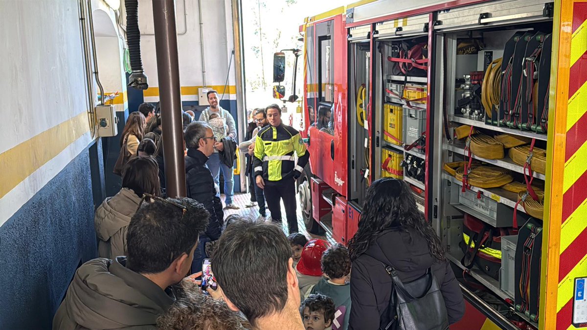 BomberosMad's tweet photo. Hoy tenemos emociones encontradas: muy contentos 🙂por cómo ha ido la jornada de puertas abiertas, pero también tristes 😞por las familias y niños que no pudieron conseguir su pase. Nos duele y sentimos la responsabilidad de buscar soluciones 🚒🧑‍🚒 https://t.co/FrfvcMOFU3
