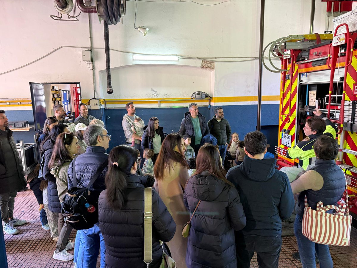 BomberosMad's tweet photo. Hoy tenemos emociones encontradas: muy contentos 🙂por cómo ha ido la jornada de puertas abiertas, pero también tristes 😞por las familias y niños que no pudieron conseguir su pase. Nos duele y sentimos la responsabilidad de buscar soluciones 🚒🧑‍🚒 https://t.co/FrfvcMOFU3