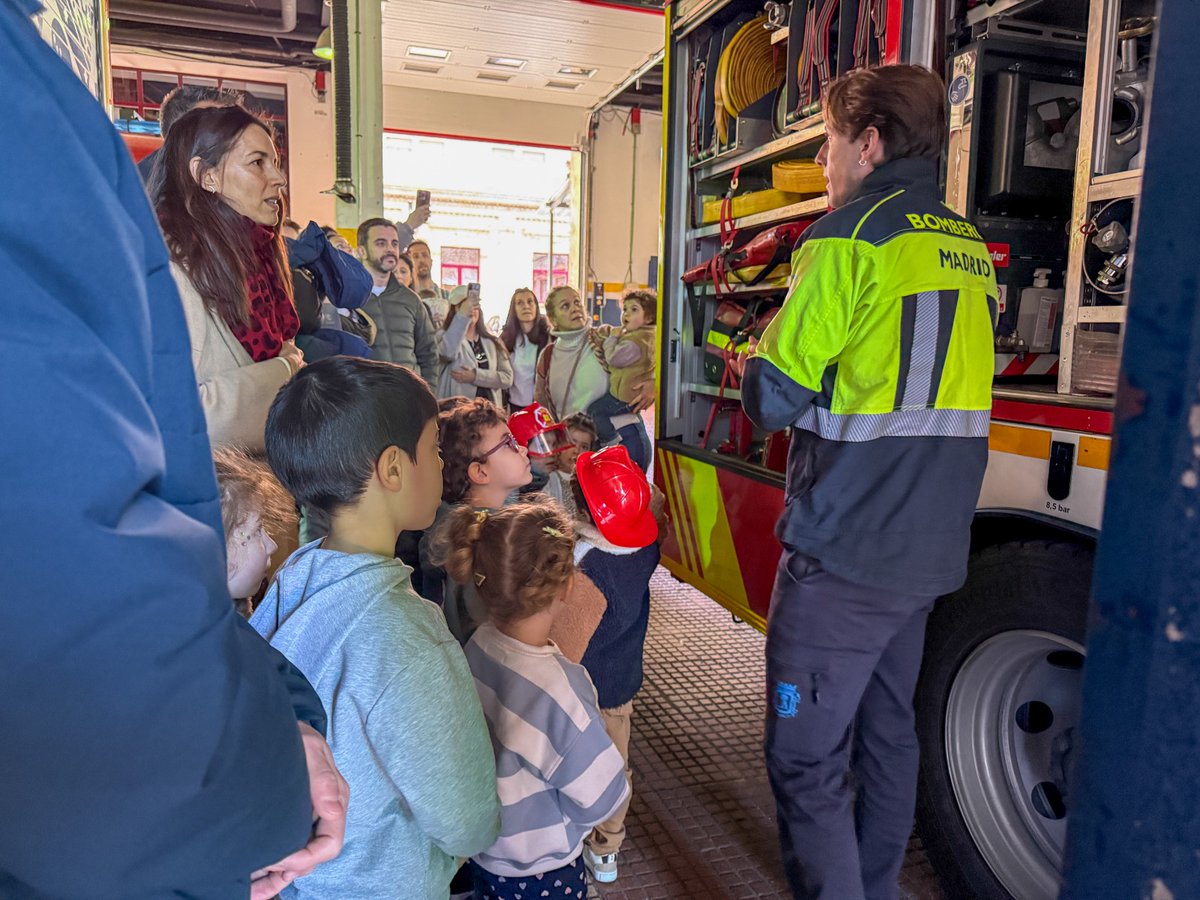 BomberosMad's tweet photo. Hoy tenemos emociones encontradas: muy contentos 🙂por cómo ha ido la jornada de puertas abiertas, pero también tristes 😞por las familias y niños que no pudieron conseguir su pase. Nos duele y sentimos la responsabilidad de buscar soluciones 🚒🧑‍🚒 https://t.co/FrfvcMOFU3