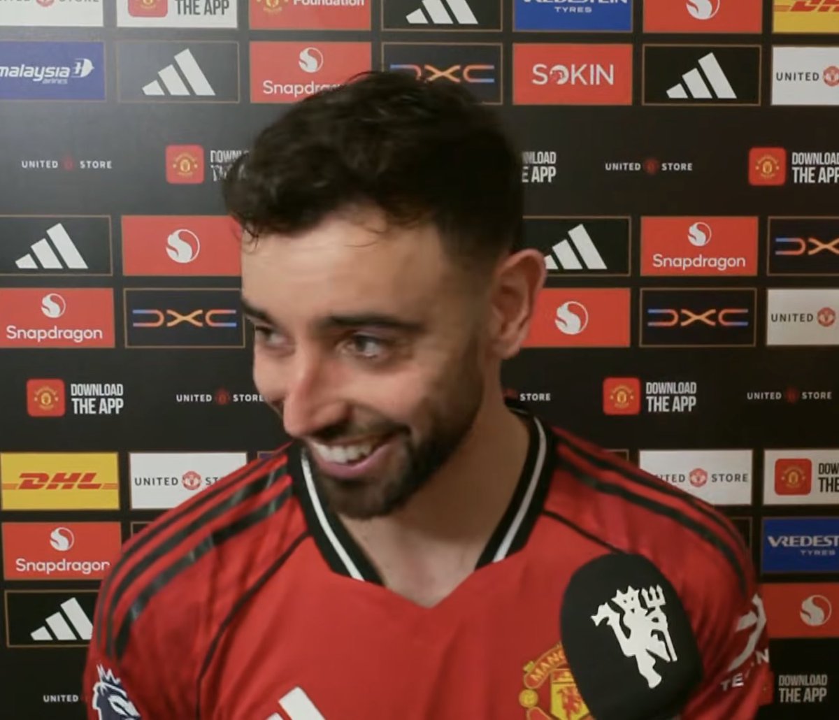 ManUnitedZone's tweet photo. Bruno Fernandes: “I told Case I saw that picture of me assisting him 5 times now and he should give me a bonus! Casemiro told me you need to give me a bonus because you are getting assists for that! 🤣 

#MUFC https://t.co/JDK6MZvUkT