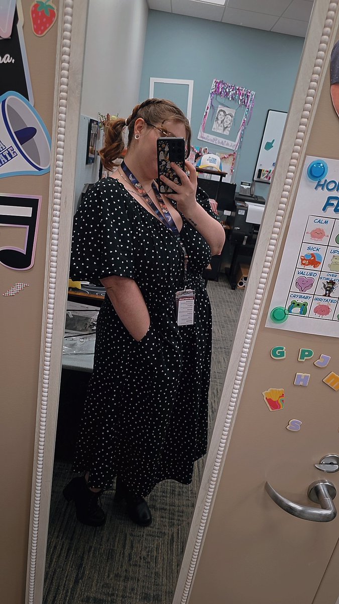 Porcelain_Moons's tweet image. Tell me how cutie my work attire was yesterday before I jump off a bridge 😩🤣

#ootd #tellmeimpretty #ugh