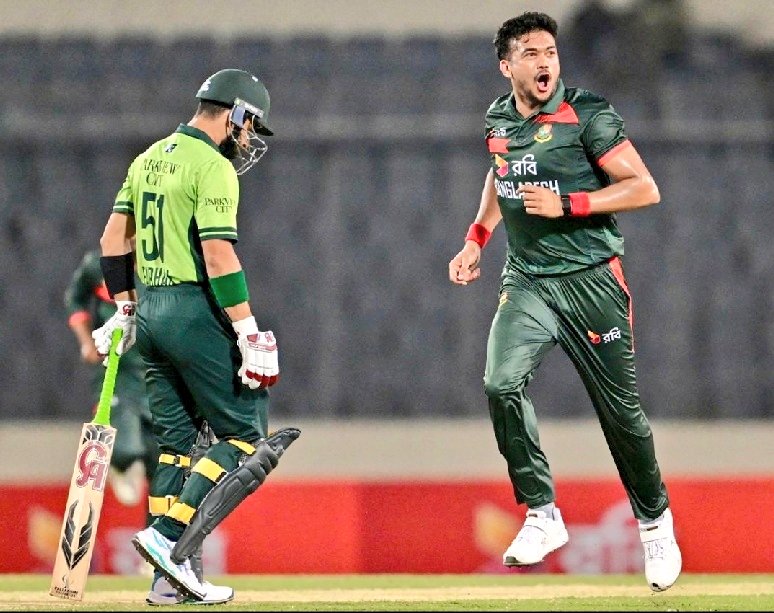KSidOnCricket's tweet photo. Mirpur meltdown! Bangladesh snatch 11-run thriller, seal series 2-1! 🇧🇩🔥 Tanzid’s 107 sets 290/5, PAK fold to 279 despite Agha’s ton.

All that “unbeatable” pace hype, still choking deciders at home? 😭 Tigers just borrowed your backyard and redecorated it. Bring actual finishing next time, boys! 🐯💥

#BANvsPAK #PAKvBAN #BanVsPak #Cricket #TigersRoar #PakistanCricket