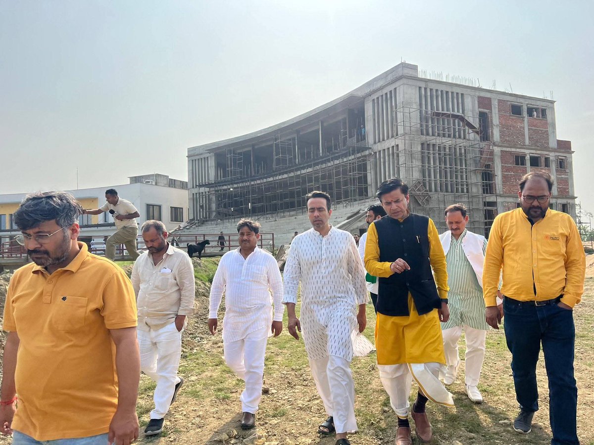 देवरिया प्रवास के दौरान माननीय केंद्रीय  मंत्री श्री <a href="/jayantrld/">Jayant Singh</a> चौधरी जी ने देवरिया के सांसद श्री शशांक मणि जी के साथ जागृति उद्यम केंद्र, पूर्वांचल का दौरा किया।
 
#SkillIndia #StartupIndia #AatmanirbharBharat #Entrepreneurship #Purvanchal #Deoria #YouthEmpowerment