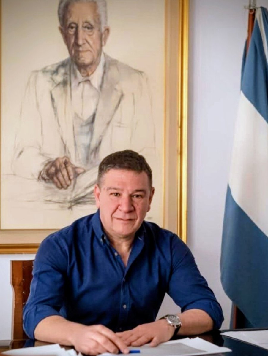 Mucho circo, mucha utilería “disruptiva”… y las ideas rancias de siempre.
El mensaje es claro: “Milei, dame algo… no me dejes afuera”.
Y mientras hacen la danza de la rodilla al ritmo de un patético DJ, el mundo en guerra y Argentina se mete en el conflicto, por la