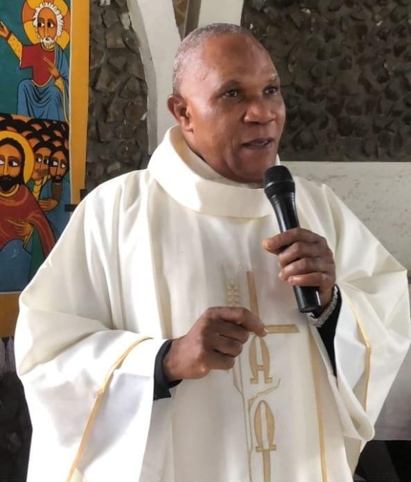 acprdcongo's tweet photo. #RDC : un nouveau vicaire général a été nommé au diocèse catholique d'#Idiofa, dans la province du #Kwilu, dans l'ouest de la République démocratique du Congo (RDC), selon un décret signé dimanche par Monseigneur José Moko, l'évêque du lieu.
"Après un temps de prière, de discernement et de consultation, conformément aux dispositions du Code de droit canonique, l’Évêque diocésain a nommé Monsieur l’Abbé Kanzenze Mimpiya Adelin comme Vicaire Général du diocèse d’Idiofa", a-t-on lu.
Dans l’organisation de l’Église catholique, le Vicaire Général, appelé honorifiquement Monseigneur, est le principal collaborateur de l’Évêque dans le gouvernement du diocèse.
Découvrez d'autres informations sur notre site web https://t.co/tGEWJ2BOoV