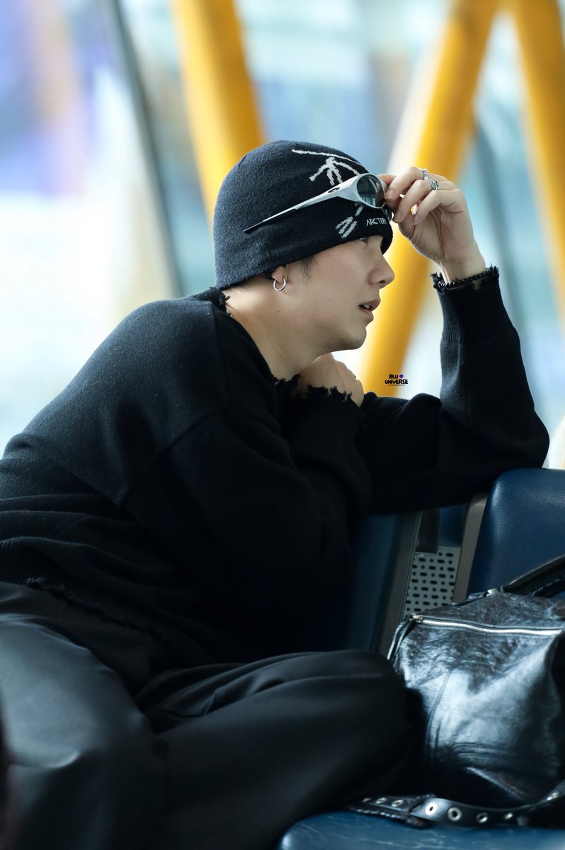 150326

All black suits you well.

꒰ <a href="/JakeB4rever/">BIU.</a> #BuildJakapan ꒱ 
#Beyourluve 

#bluuniversepic