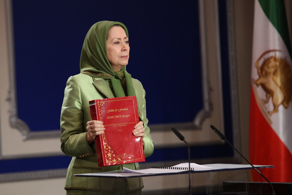 Maryam_Rajavi_P's tweet photo. کنفرانس بین‌المللی آنلاین، حمایت از دولت موقت شورای ملی مقاومت ایران براساس برنامه ۱۰ماده‌یی-
سازمان مجاهدین خلق ایران، با ۶۰سال تجربه در مبارزه با دو دیکتاتوری و با هزاران کادر آزموده نیروی پیش‌برنده مقاومت است. خانواده‌ها و بازماندگان بیش از ۱۰۰هزار شهید آزادی که اسامی و مشخصات ۲۰هزار تن از آن‌ها در این کتاب گردآوری شده و خانواده‌های صدها هزار زندانی سیاسی در ۴۵سال گذشته پشتیبانان این سازمان هستند.
#آری_به_جمهوری_دمکراتیک