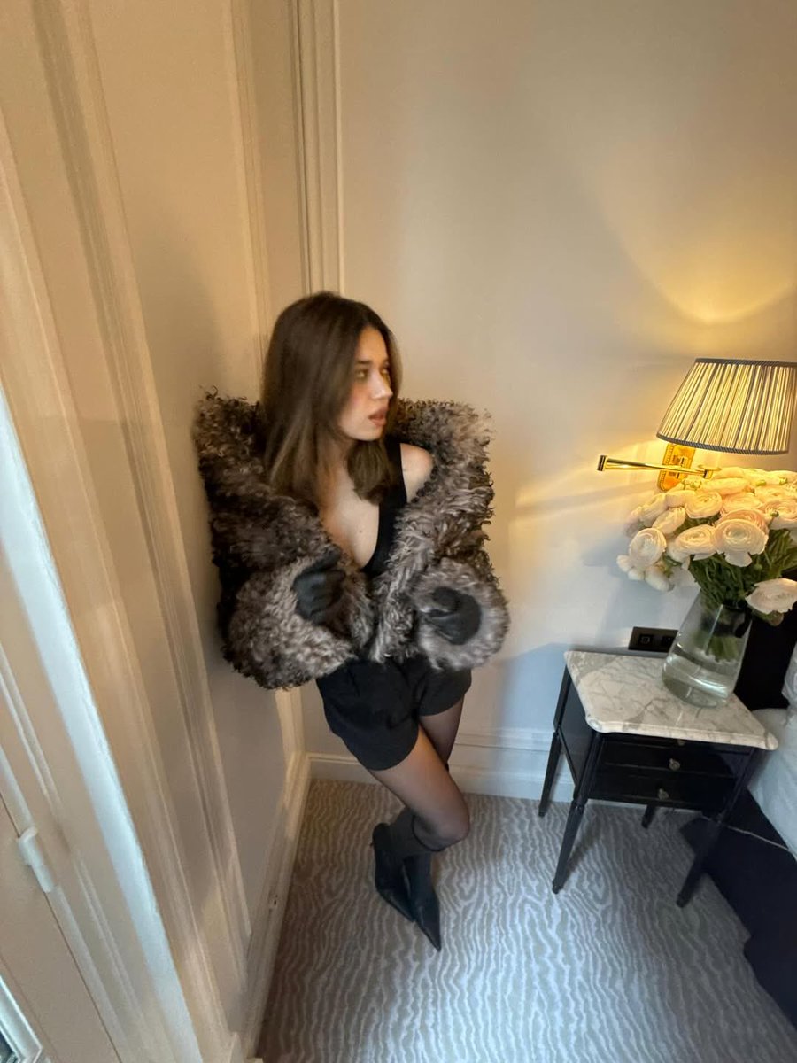 afrasource's tweet photo. 260315 | #AfraSaraçoğlu via Instagram.

“late dumpie... classic afi move 🌼” [1/5] https://t.co/djHYXWWRQn