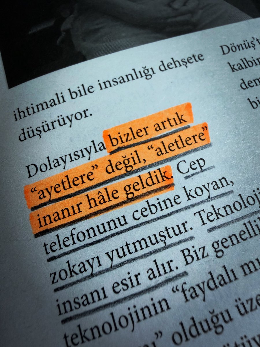1001kelime's tweet photo. bizler artık “ayetlere” değil, “aletlere” inanır hâle geldik.

.
.
.

#muhitdergi #mustafakutlu #röportaj #safiyeönal https://t.co/72zAwUX9V6