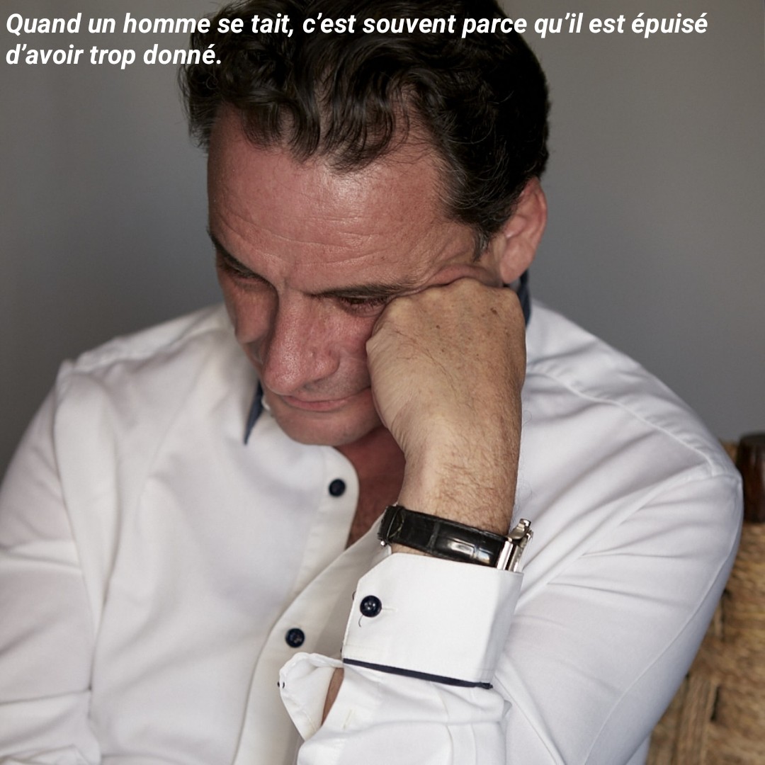 Un homme sage part en silence, par respect pour l’autre.

Il ne cherche pas à crier, ni à blesser avec des mots inutiles.
Il comprend simplement que parfois, continuer à expliquer ou à insister ne change plus rien. Alors il choisit le calme plutôt que le conflit.