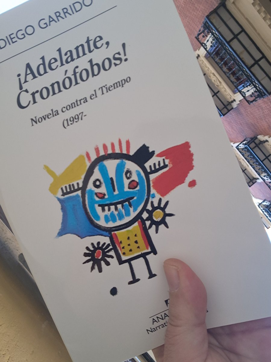 Alberto Olmos sujetando libros tweet media