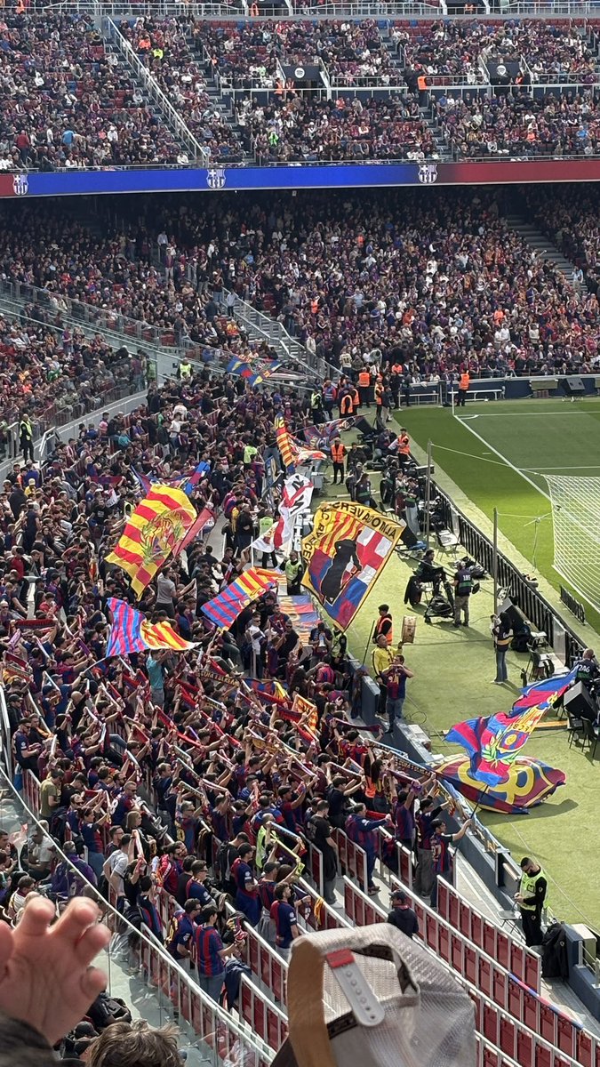UltrasPresent's tweet image. Estreno de la nueva Grada de Animación 🔵🔴 en el Gol Sur del Camp Nou. 

- TURISTAS
+ ANIMACIÓN Y PASIÓN 

FC Barcelona - Sevilla FC.