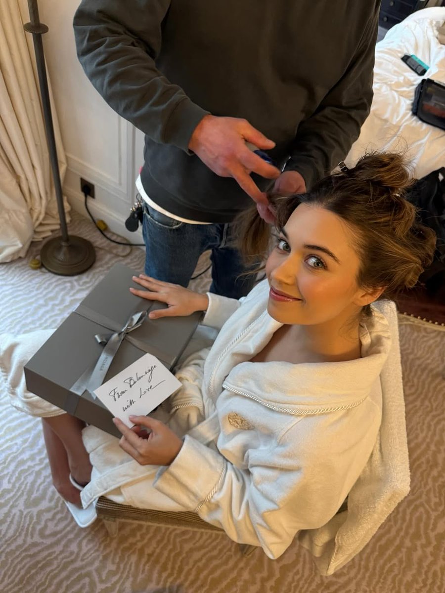 afrasource's tweet photo. 260315 | #AfraSaraçoğlu via Instagram.

“late dumpie... classic afi move 🌼” [5/5] https://t.co/I1ndMCLUqq