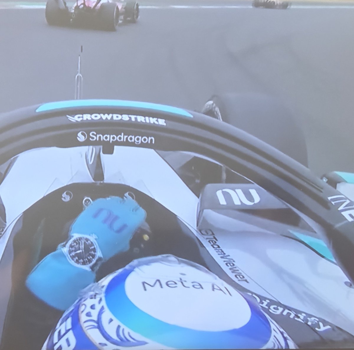 O capacete do Russel mandando meter aí... LÁ ELE PRO MAX