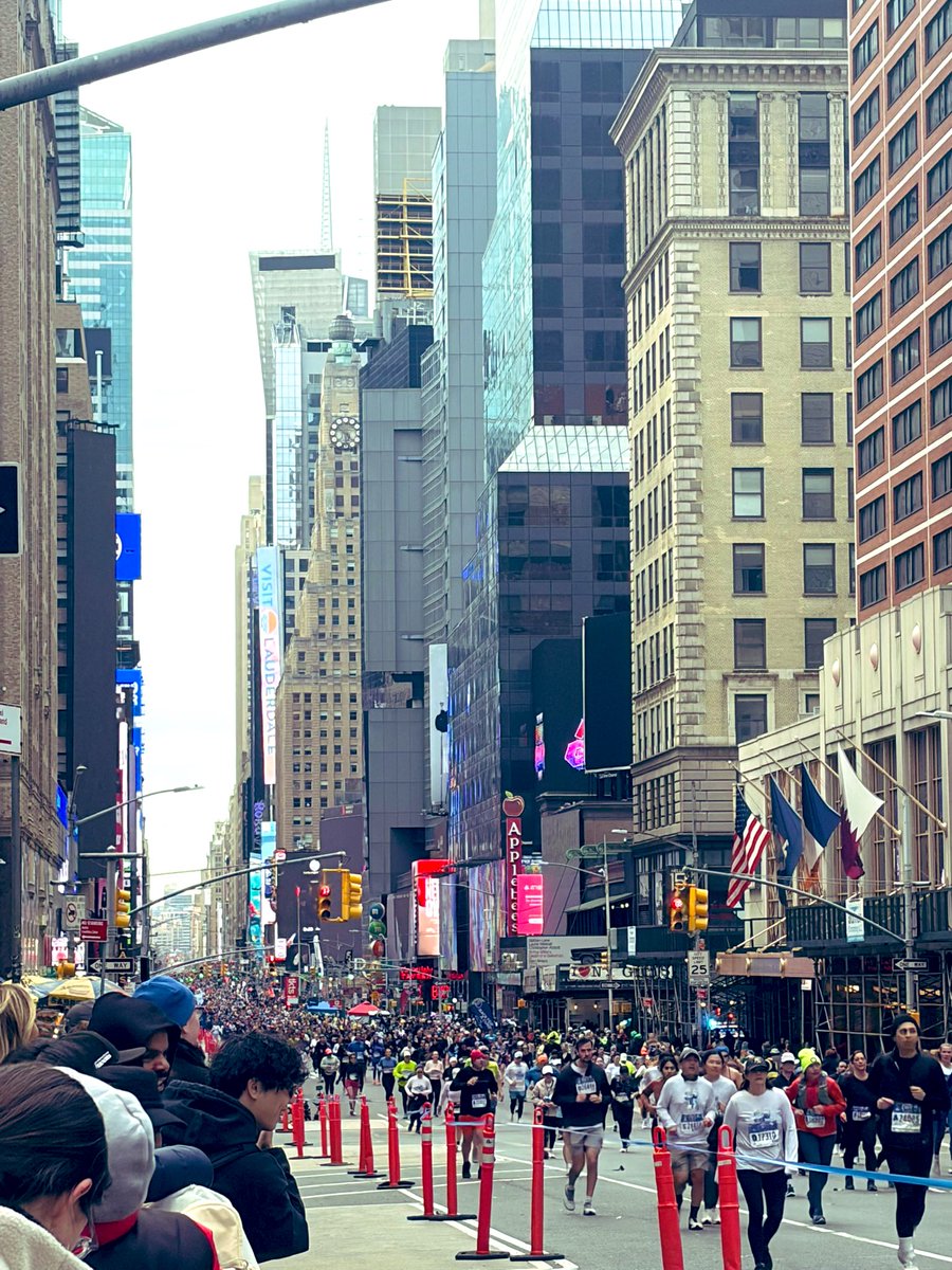 asianposh2022's tweet image. Congratulations to all the finishers #nyc #halfmarathon
Photo cred: my NYC offspring 
Cheering on 3 of her besties! 🏃‍♀️🏃🏃‍♂️🗽🇺🇸