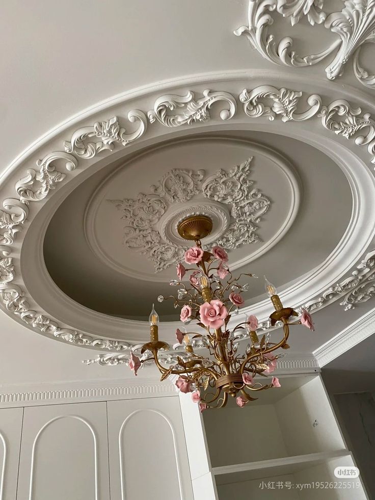 pamvonhadder's tweet photo. ceiling moulding is so cool https://t.co/dbXOh76tRt