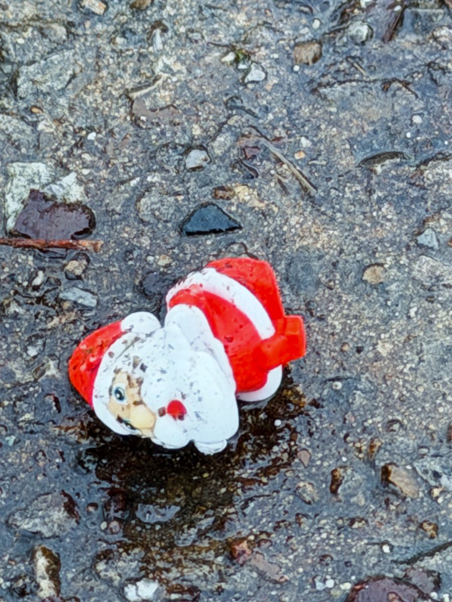 pstanoch's tweet photo. Found Santa on a rainy sidewalk #thenoticingproject https://t.co/my0amOZuO8