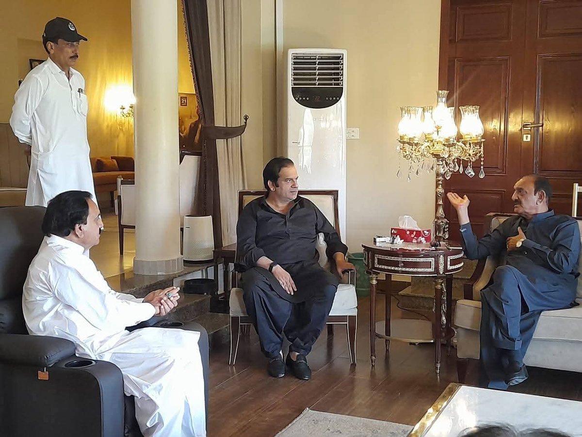 ضلعی صدر پاکستان مسلم لیگ (ن) میانوالی ملک محمد فیروز جوئیہ اور سابق سیکرٹری C&amp;W ملک محمد منیر جوئیہ کی کانجو فارم ہاؤس کہروڑپکا آمد، جہاں انہوں نے وزیر مملکت برائے توانائی عبدالرحمٰن خان کانجو کی والدہ ماجدہ کے انتقال پر اظہارِ تعزیت کیا، فاتحہ خوانی کی 
#عوام_کا_ٹیسوری