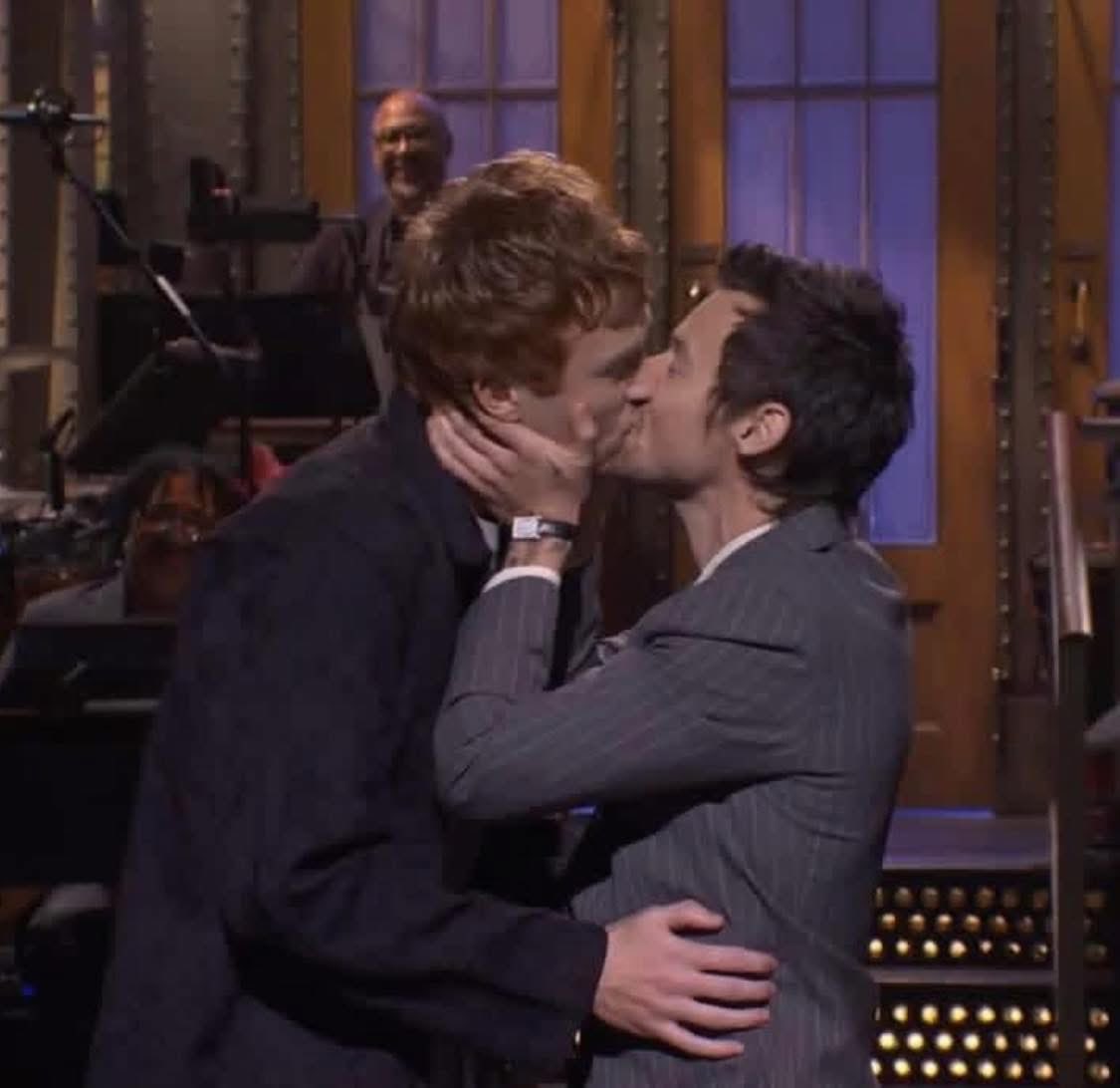 Harry Styles besó a Ben Marshall en SNL 

—"Algunas personas me acusaron de algo llamado 'queerbaiting', pero ¿nunca se te ocurrió que tal vez… NO SABES NADA DE MI?”