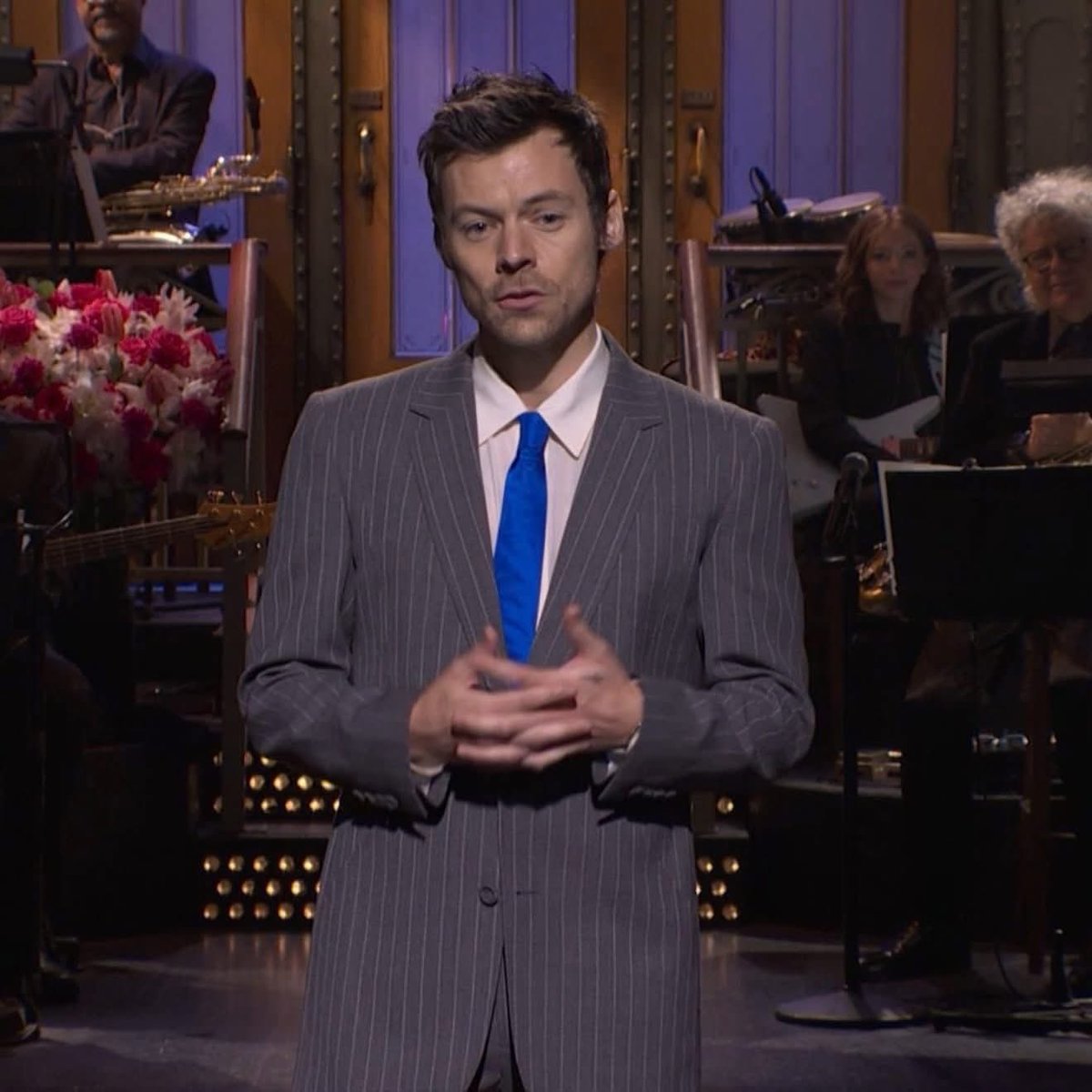 Indie5051's tweet photo. Harry Styles besó a Ben Marshall en SNL 

—"Algunas personas me acusaron de algo llamado 'queerbaiting', pero ¿nunca se te ocurrió que tal vez… NO SABES NADA DE MI?” https://t.co/VKzlseuxvK