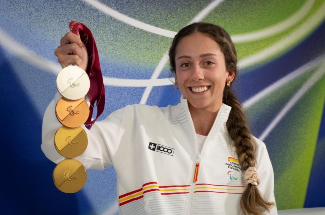 Ahí está. La gran estrella española de los Juegos Paralímpicos de Milán-Cortina. Audrey Pascual 🇪🇦 sosteniendo con su mano derecha las 4 medallas conquistadas. Dos oros 🥇🥇, una plata 🥈 y un bronce 🥉 que, gracias a ella, sitúan a España 🇪🇦 15ª.

📸 Mikael Helsing