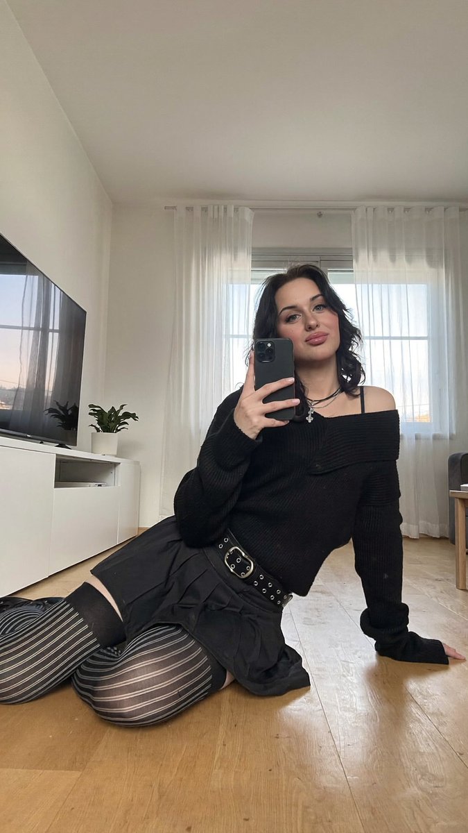 Do i pass as female ? 🥹 ( im trans 📷 )
