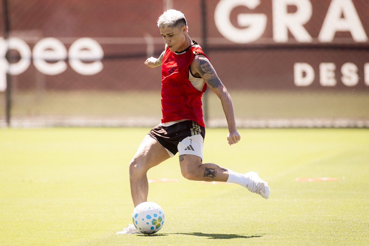 fla_infos's tweet photo. Após a vitória sobre o Botafogo por 3 a 0, o elenco do Flamengo se reapresentou neste domingo e iniciou a preparação para o próximo jogo, que será contra o Remo, na quinta-feira, no Maracanã.

📸 Adriano Fontes / CRF https://t.co/dkMoQmM6aA