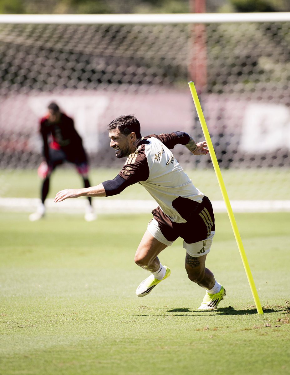 Após a vitória sobre o Botafogo por 3 a 0, o elenco do Flamengo se reapresentou neste domingo e iniciou a preparação para o próximo jogo, que será contra o Remo, na quinta-feira, no Maracanã.

📸 Adriano Fontes / CRF