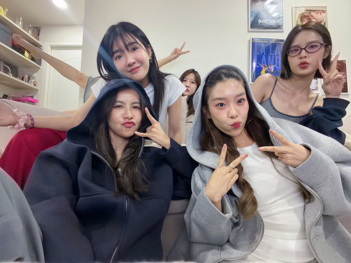 เซอร์ติสมาลงรูปพร้อมแคปชั่น แขกรับเชิญคนต่อไปคือใครให้ทาย 😌

ว้ายย ยากจัง ปูเป้หรอ แอบอยู่ข้างหลัง 

#Sertist_Channel 
#KaewNatruja #NamneungMilinD
#PUPÉJiradapa #MOBYe