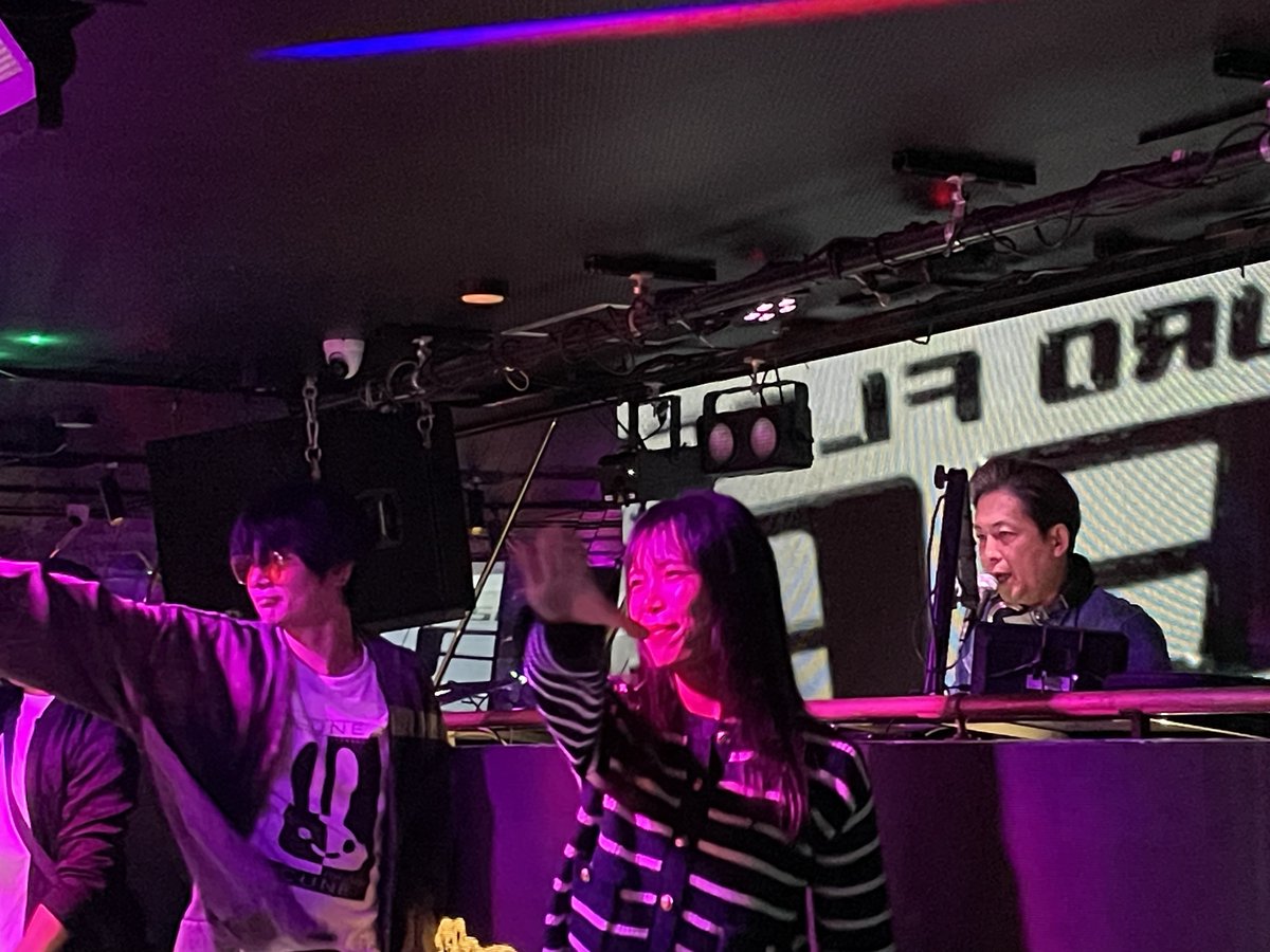 BOSSさんBDの3月SEF🍾🎉
地方からのお客さんが多かったようで大混雑🈵
講習会は、Quiqman feat.紅音さんご本人達もいらした”SAMURAI HEART”🇯🇵
キメポーズはバッティングorシュートどちらでも🆗
お開きになりかけたので、LivingInAmericaを緊急リク📢
そして無事BOSSさんのダイビングと受け止めに成功🙌