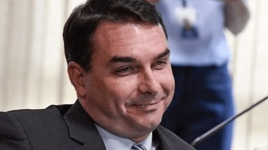 Melhor um político experiente como Lula do que entregar o Brasil de novo para a família que ignorou a pandemia e causou 700 mil mortes. Flávio no comando seria o erro do pai multiplicado. Acorda, Brasil! O país não aguenta mais esse retrocesso. 🇧🇷