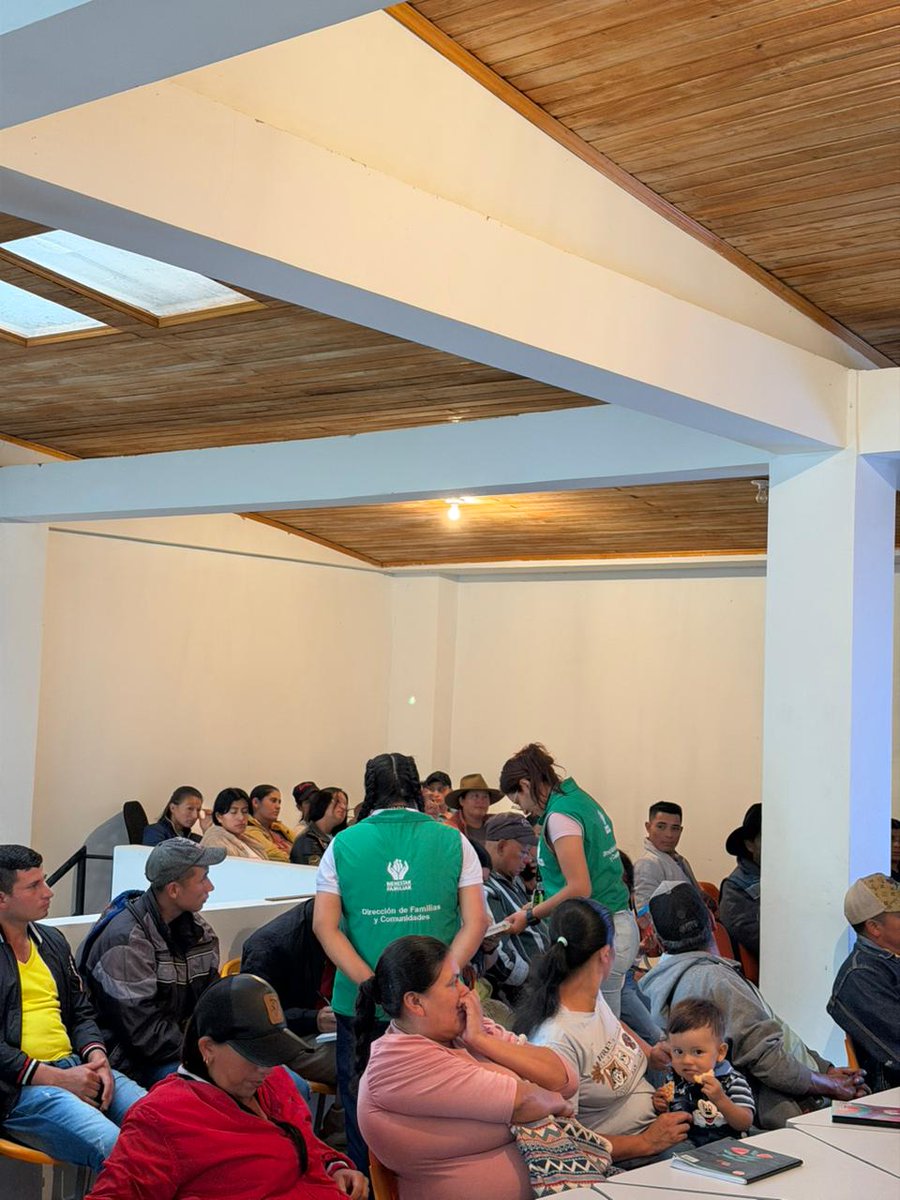 Edilma_Galvis's tweet photo. #BienestarBoyacá | A través del Centro Zonal Sogamoso, en articulación con @SENAComunica, llegamos a Pisba para socializar #SomosFamiliaSomosComunidad. Trabajamos con 40 familias en el fortalecimiento de capacidades comunitarias por el bienestar de niñas, niños y adolescentes. https://t.co/Jomv4VkqST