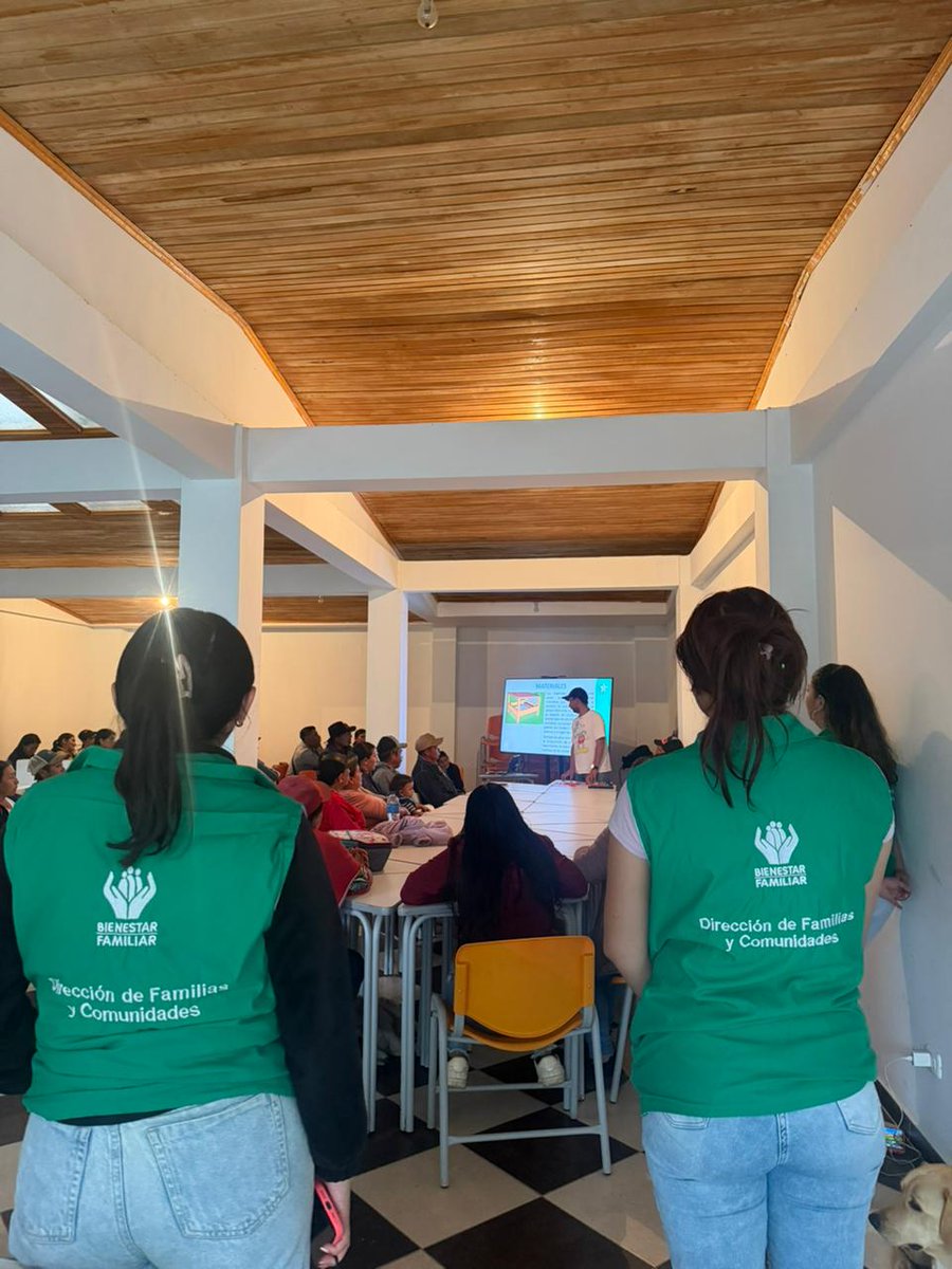 Edilma_Galvis's tweet photo. #BienestarBoyacá | A través del Centro Zonal Sogamoso, en articulación con @SENAComunica, llegamos a Pisba para socializar #SomosFamiliaSomosComunidad. Trabajamos con 40 familias en el fortalecimiento de capacidades comunitarias por el bienestar de niñas, niños y adolescentes. https://t.co/Jomv4VkqST