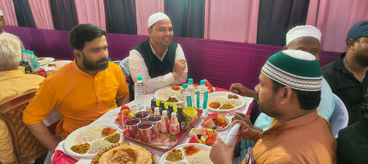 MdAzadSahil786's tweet photo. किशनगंज सालकी टैंगरमारी  के निष्पक्ष पत्रकार मेरे भाई समान मित्र Masroor Raees साहब द्वारा आयोजित “दावत-ए-इफ़्तार” में शिरकत किए । https://t.co/K5hm5ZDwtW
