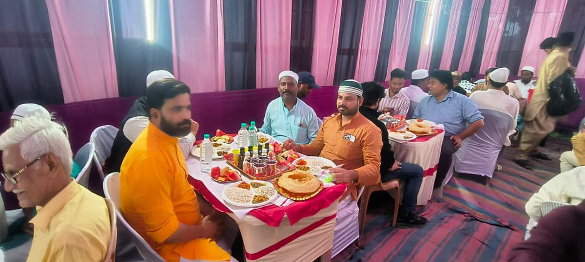 MdAzadSahil786's tweet photo. किशनगंज सालकी टैंगरमारी  के निष्पक्ष पत्रकार मेरे भाई समान मित्र Masroor Raees साहब द्वारा आयोजित “दावत-ए-इफ़्तार” में शिरकत किए । https://t.co/K5hm5ZDwtW