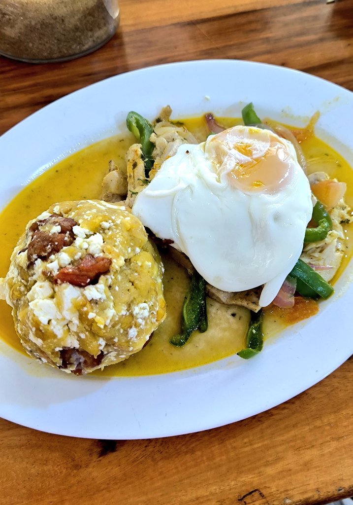 dampuero17's tweet image. No se puede venir a #Salinas sin pegarse un bolón mixto con huevo frito y estofado de pescado donde Chichos. 🤤💯🌊