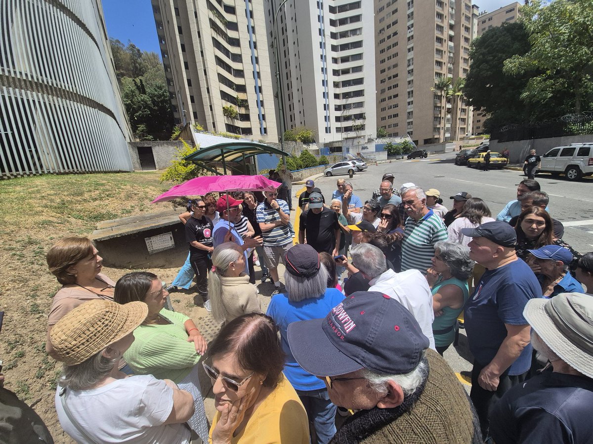 todocine's tweet photo. Es lamentable que en una manifestación pacífica y totalmente justificada por la inhumana falta de agua en #ElCigarral se presentan las autoridades de #Hidroven y la única presencia de @ElHatillo es una patrulla que, por cierto, pasan por aquí muy esporádicamente. https://t.co/4j9L9aTAtO
