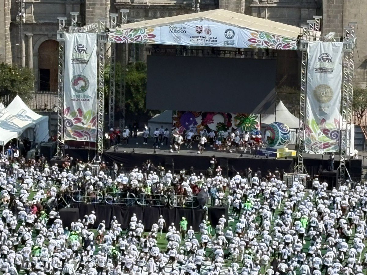telediario's tweet photo. ¡El Zócalo se llena de futbol! ⚽😮

El corazón de la CdMx se transforma en una enorme cancha durante la Clase Masiva de Futbol, donde miles de personas participan en esta actividad rumbo al Mundial 2026. 🙌

📷 Ernesto Guzmán (@OTEN22) https://t.co/JgAy2U11Qy