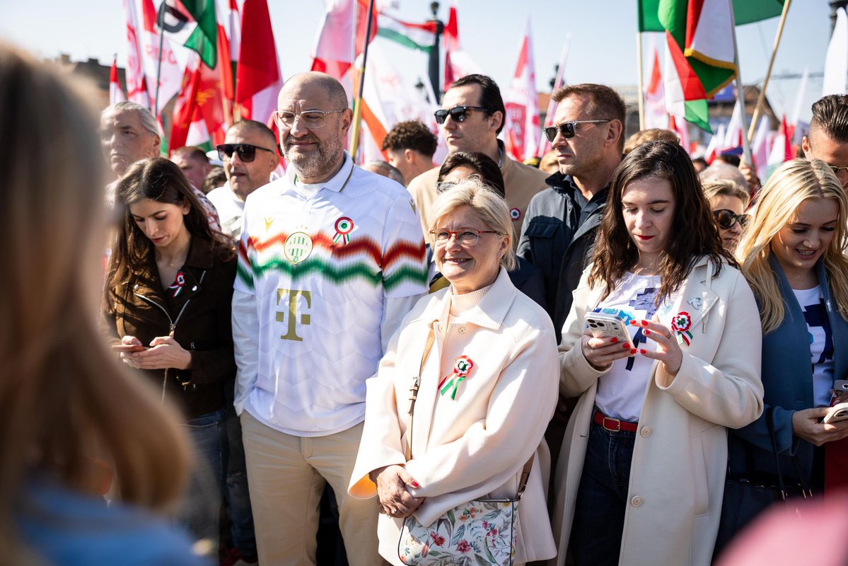 Kinga Gál tweet media