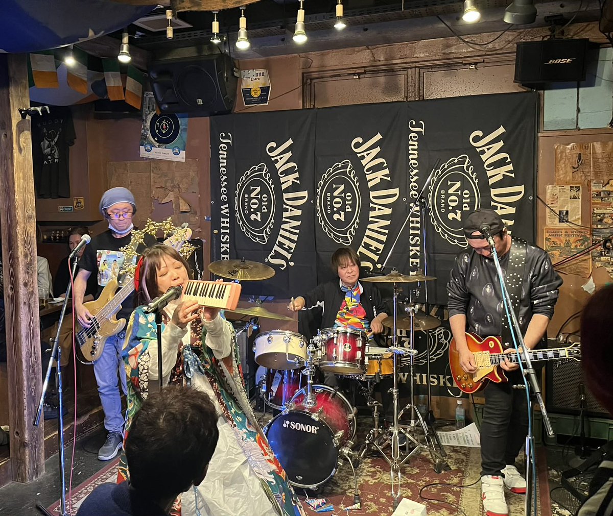 suzuutamami's tweet photo. タックナイト
楽しかったぁ～

とにかく暖かい！
対バンの皆さんも来てくださった皆さんもスタッフの皆さんも
笑顔が溢れる時間でした！

皆で集まって宴会してま～す！っていう一体感と自由感がタックナイトなのかな？
とても素敵な時間に一緒にいさせてもらって本当に楽しかったです！！

(つづく) https://t.co/AynxyqffzX