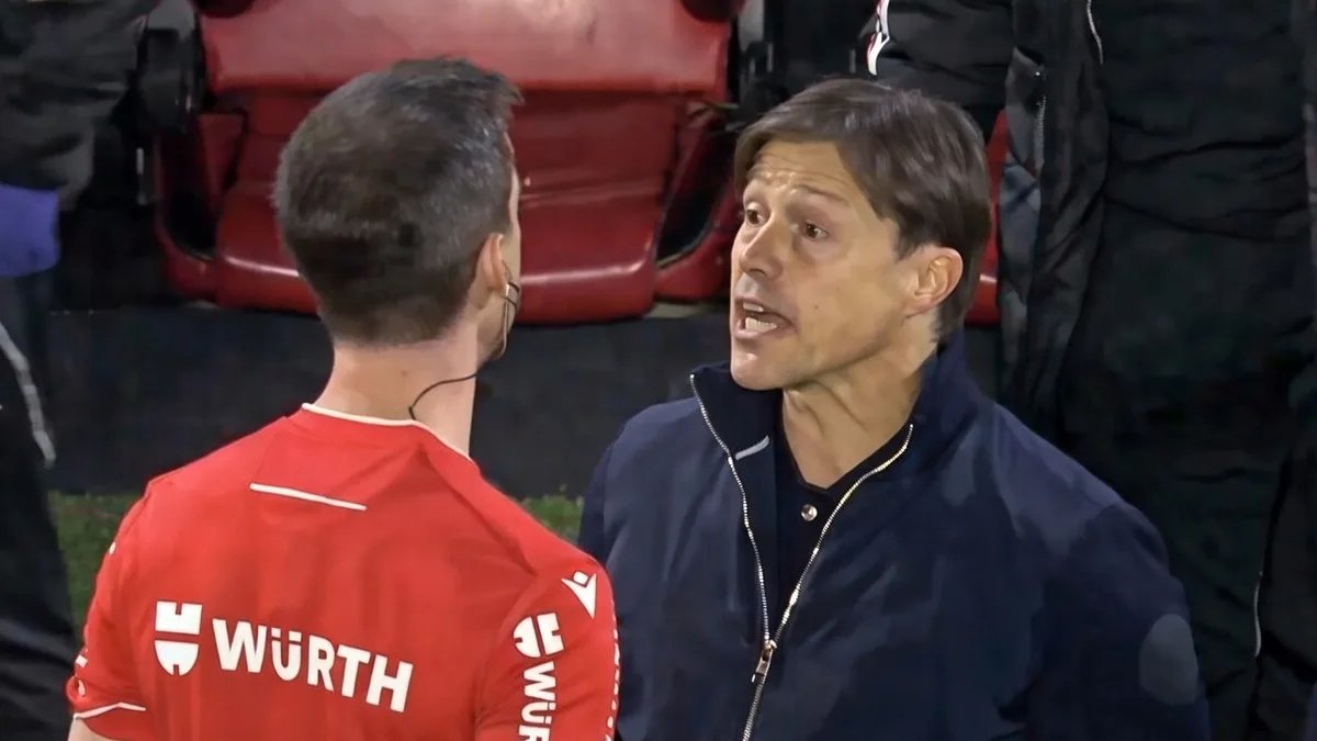 Este es Matías Almeyda, entrenador del Sevilla. Contra otros equipos como el Real Madrid sí habla, pero hoy, que el Barcelona le ha robado, por lo que sea, os aseguro que no dirá nada.