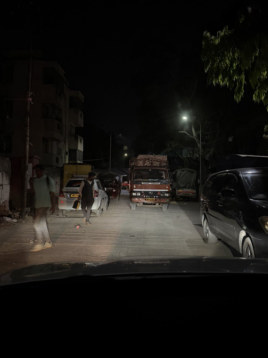 Piyussh's tweet photo. This is nuisance of a mandap agency in Gurunanak nagar Lane 2, Bhawani Peth since a year, they’ve made a corner building their godown, causing so much inconvenience. Hoping some action will be taken and help us citizens soon @PuneCityTraffic @DGPMaharashtra @CPPuneCity https://t.co/ZIBjz4nftG