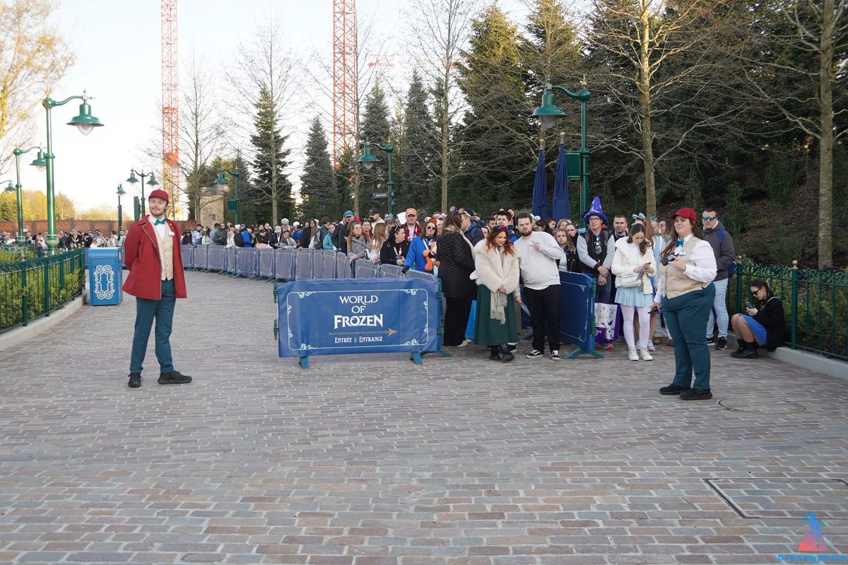 DisneyphileLIVE's tweet photo. ⏳ Hélas, beaucoup beaucoup d'attente aujourd'hui pour cette première avant-première de World of Frozen car l'attraction Frozen Ever After est tombée en panne à deux reprises avec évacuation. La queue s'étendait jusqu'à la future zone Pride Lands.

Rappelons qu'il s'agit d'avant-premières et qu'elles servent aussi aux équipes opérationnelles à tester et rôder les attractions en conditions réelles. Soyez indulgents avec les Cast Members.